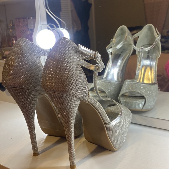 Silver 7.5 shoes Without a box - Picture 3 of 4